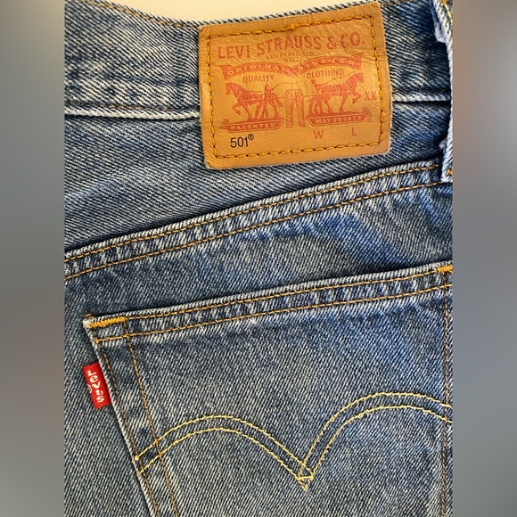 Levi’s 501 women’s denim shorts button fly, size 26 color dark blue - Picture 3 of 4